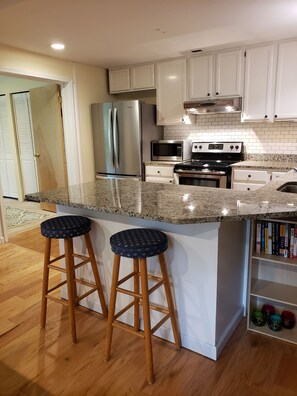 Fridge, microwave, oven, stovetop - Sparkling Clean suite, close to Woodinville's Wine District. WiFi. Pet friendly (Woodinville)