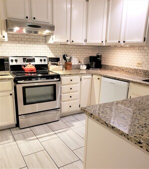 Fridge, microwave, oven, stovetop - Sparkling Clean suite, close to Woodinville's Wine District. WiFi.  Pet friendly (Woodinville)