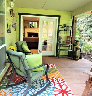 Terrace/patio - Sparkling Clean suite, close to Woodinville's Wine District. WiFi.  Pet friendly (Woodinville)