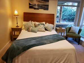 1 bedroom, desk, iron/ironing board, free WiFi - Sparkling Clean suite, close to Woodinville's Wine District. WiFi.  Pet friendly (Woodinville)
