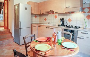 Réfrigérateur, micro-ondes, plaque de cuisson, cafetière/bouilloire