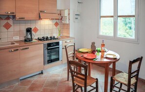 Réfrigérateur, micro-ondes, plaque de cuisson, cafetière/bouilloire