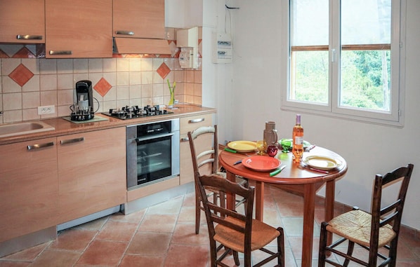 Réfrigérateur, micro-ondes, plaque de cuisson, cafetière/bouilloire