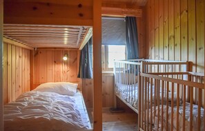 3 bedrooms, travel cot