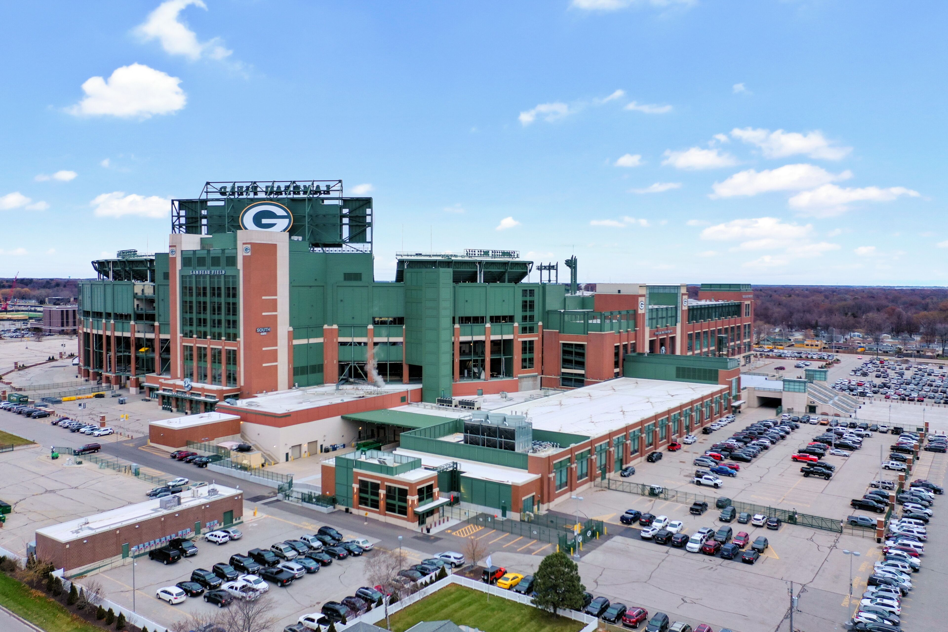 Lambeau's Legendary Packer Experience, 3-5 minute walk to Lambeau