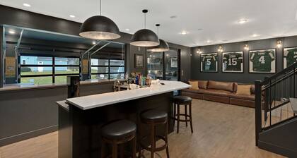 Lambeau’s Legendary Packer Experience, 3-5 minute walk to Lambeau