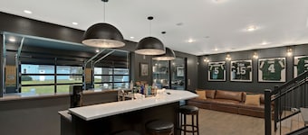 Lambeau’s Legendary Packer Experience, 3-5 minute walk to Lambeau