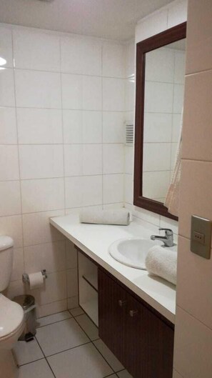 Basic-Apartment | Badezimmer | Dusche, Handtücher