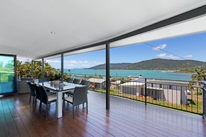 Outdoor dining - Location, Location. The perfect Location for your stay in the Whitsundays!! (Airlie Beach)