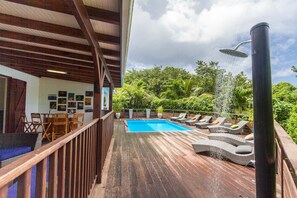 Outdoor dining - Villa Kyo, 200m from the Botanical Gardens, Sea and forest view (Deshaies)