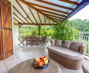 Outdoor dining - Villa Kyo, 200m from the Botanical Gardens, Sea and forest view (Deshaies)