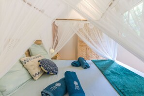 4 bedrooms, in-room safe, iron/ironing board, travel cot - Villa Kyo, 200m from the Botanical Gardens, Sea and forest view (Deshaies)