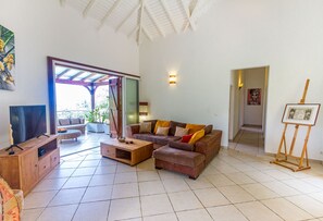 TV, table football - Villa Kyo, 200m from the Botanical Gardens, Sea and forest view (Deshaies)