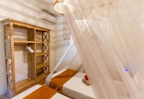 4 chambres, coffres-forts dans les chambres, fer et planche à repasser