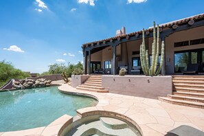 Utendørsbasseng og et oppvarmet basseng