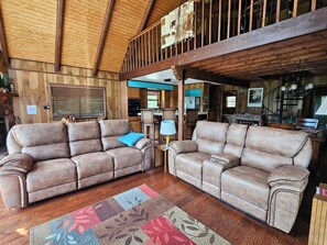 Smart TV, chimenea, reproductor de DVD y videoteca 