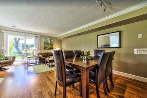 Dining - Clean and Close To Boise & Meridian  Downtown Eagle (Eagle)