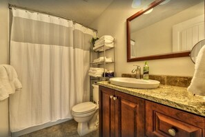 Bañera con ducha, secador de pelo, toallas, jabón