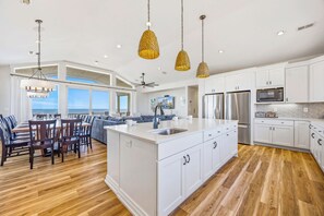 Réfrigérateur, four à micro-ondes, un four, surface de cuisson