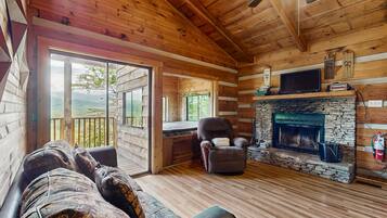 Een televisie, een open haard en een dvd-speler