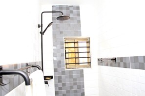 Family Duplex | Bathroom | Shower, rainfall showerhead, free toiletries, towels - Residence Lolya (Abidjan)