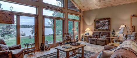 Älytelevisio, takka, DVD-soitin, kirjoja