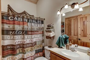 Combined shower/tub, hair dryer, towels, soap - Breezy Bay Beach On Round Lake (Hayward)