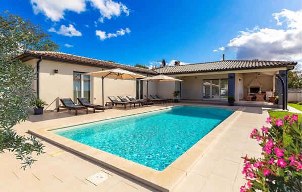 Pool - 3 bedroom awesome home in Vodnjan (Vodnjan)