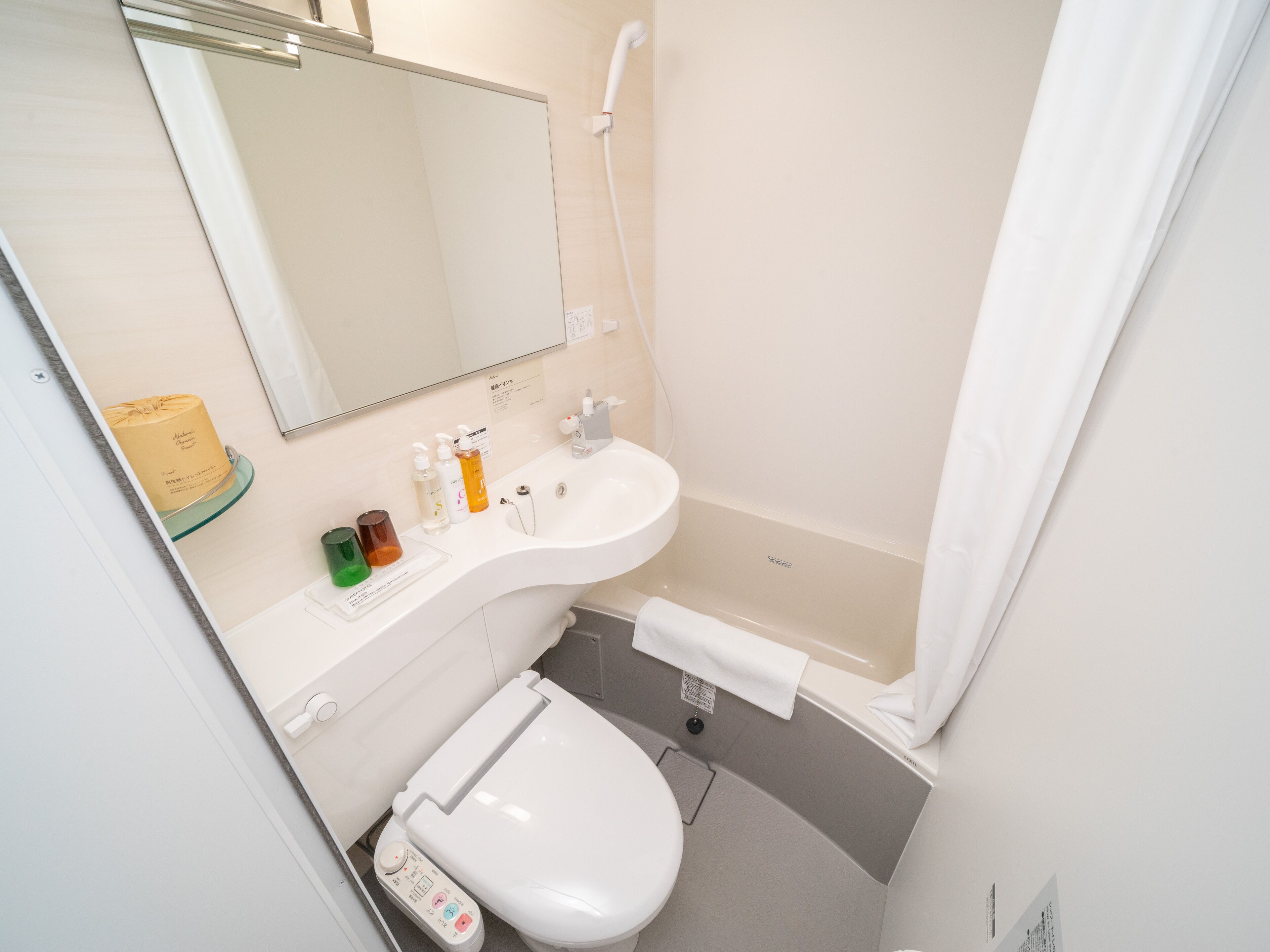 combined shower/bathtub, free toiletries, hair dryer, slippers
