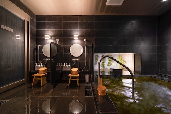 Une salle de bain moderne avec deux lavabos, un grand miroir et un plancher chauffant.
