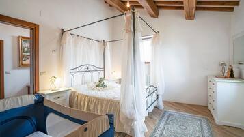 8 bedrooms, travel cot, free WiFi, bed sheets