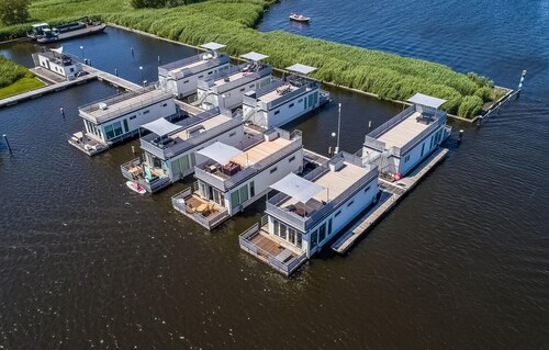 Wunderschönes Schiff in Aalsmeer mit Hafenblick