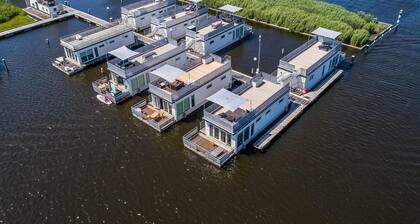 Wunderschönes Schiff in Aalsmeer mit Hafenblick