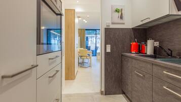 KylskÄp, spishÀll, diskmaskin och kaffe- och tebryggare