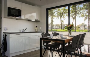 Fridge, stovetop, dishwasher, coffee/tea maker - 2 bedroom nice ship in Well (Well)