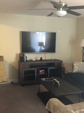 Living area - Cozy 1-bedroom condo in adorable Biloxi with AC and gym access (Biloxi)