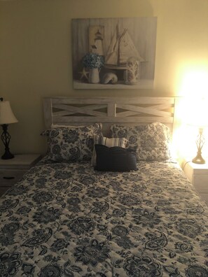 Room - Cozy 1-bedroom condo in adorable Biloxi with AC and gym access (Biloxi)