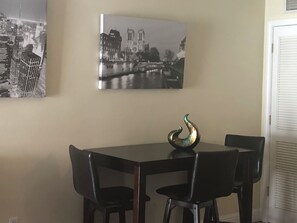 Dining - Cozy 1-bedroom condo in adorable Biloxi with AC and gym access (Biloxi)