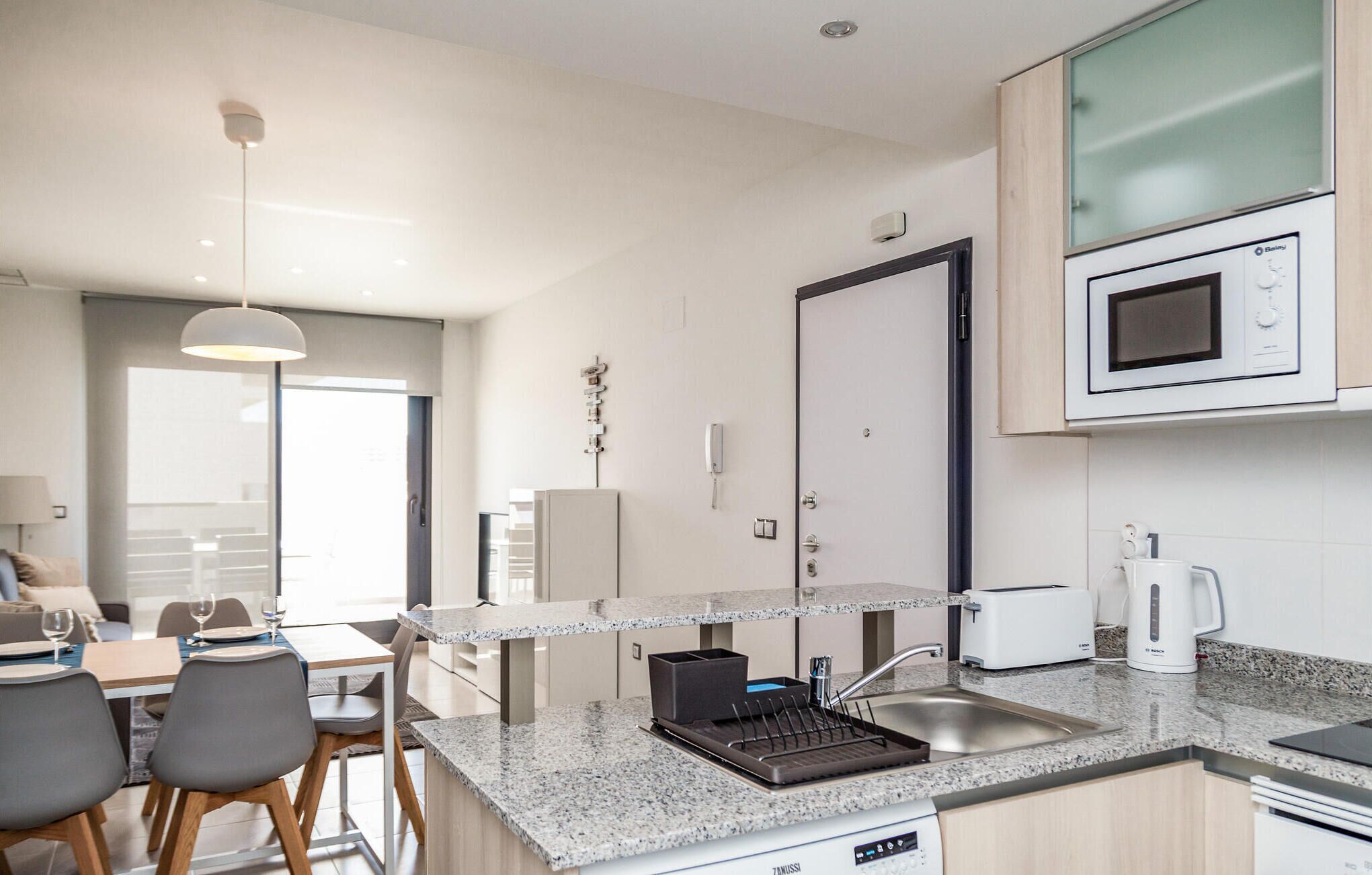 Een koelkast, een oven, een kookplaat, een vaatwasser