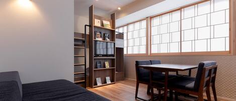 Familieværelse til 4 personer (Japanese Modern) | Skrivebord, arbejdsområde til bærbare computere, mørklægningsgardiner