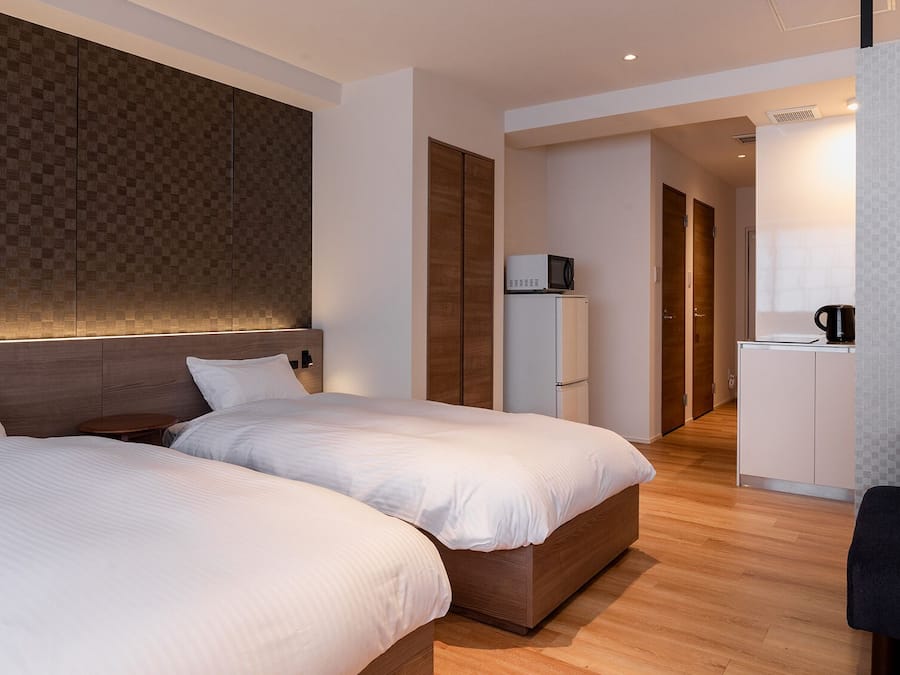 Firemannsrom – familie (Japanese Modern) | Skrivebord, skrivebord for bærbar PC, blendingsgardiner og lydisolert