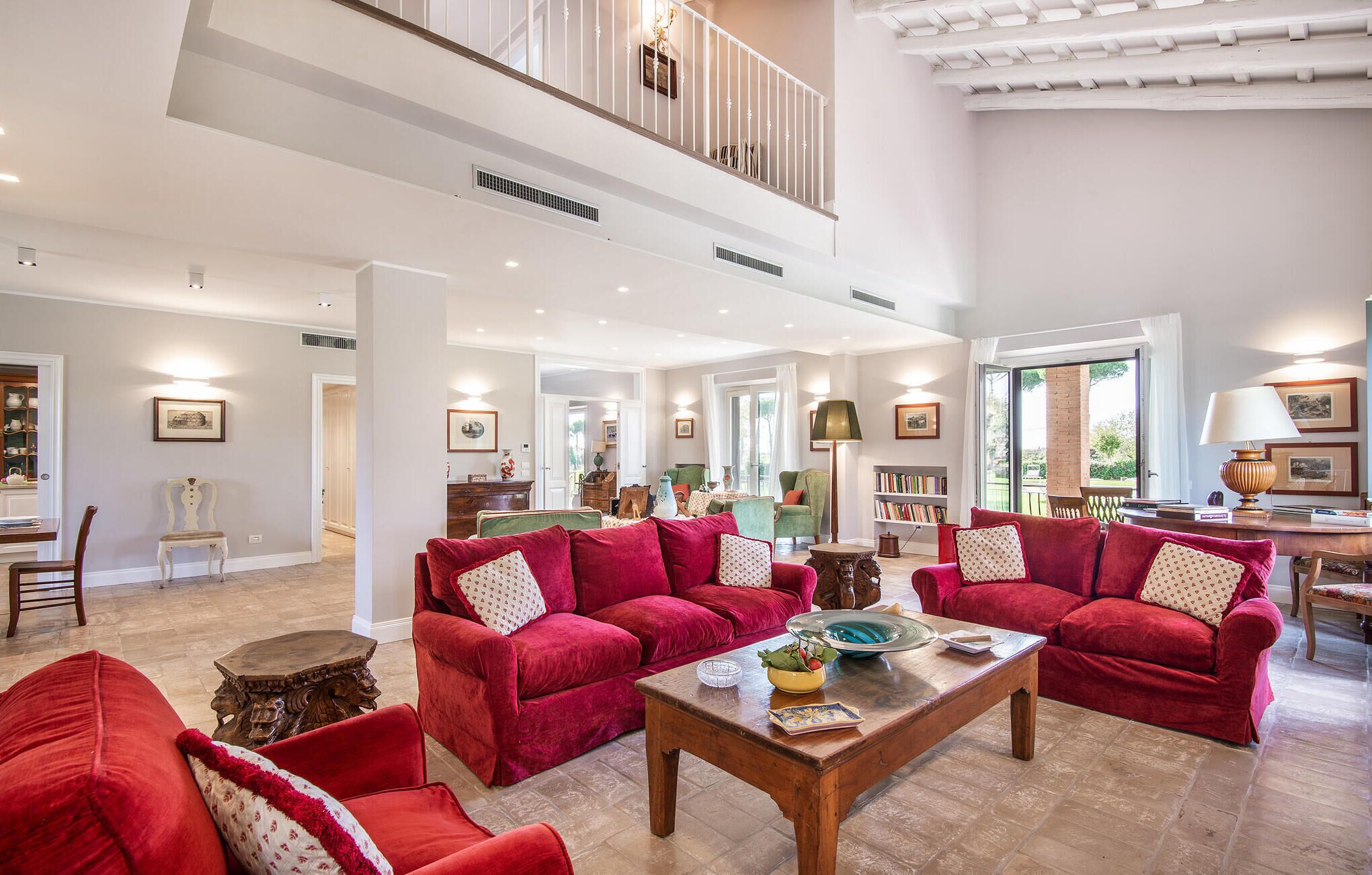 Älytelevisio, takka, pöytätennispöytä