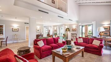 Älytelevisio, takka, pöytätennispöytä