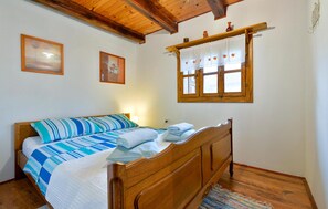 2 bedrooms, travel cot, bed sheets