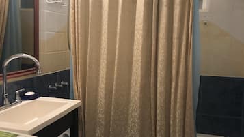 Combined shower/tub, jetted tub, hair dryer, towels