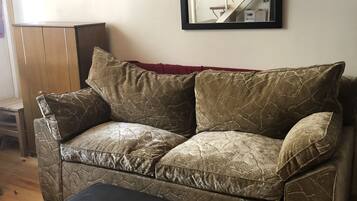 Una televisión, libros, un reproductor estéreo