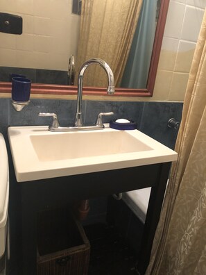 Bañera con ducha, bañera de hidromasaje, secador de pelo, toallas
