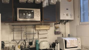 Frigorífico, microondas, horno y placa de cocina