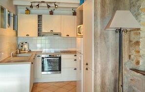 Réfrigérateur, micro-ondes, plaque de cuisson, lave-vaisselle