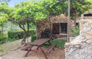 A rustic stone building with a wooden bench and a pergola covered with green foliage. - 2 bedroom cozy home in Roquebrun (Roquebrun)